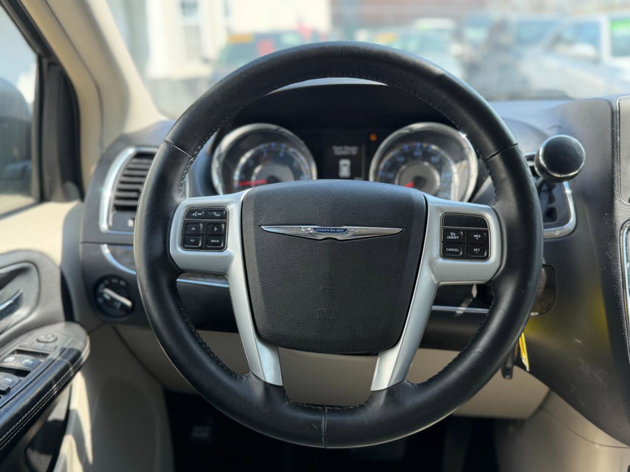 Used 2014 Chrysler Town & Country Touring-L w/ Driver Convenience Group image 34