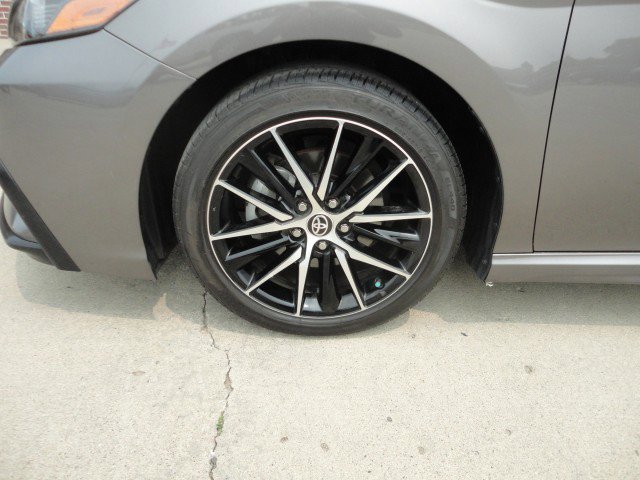 Used 2022 Toyota Camry SE image 2