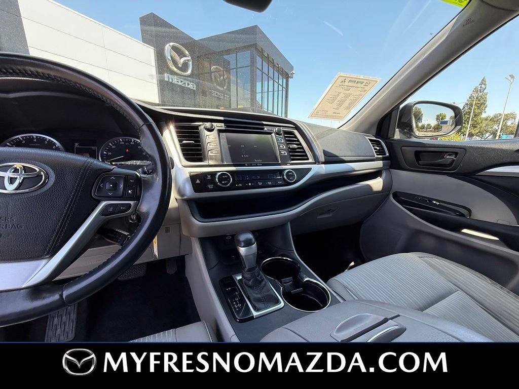 Used 2018 Toyota Highlander Plus w/ Preferred Accessory Package AWD/4WD image 25