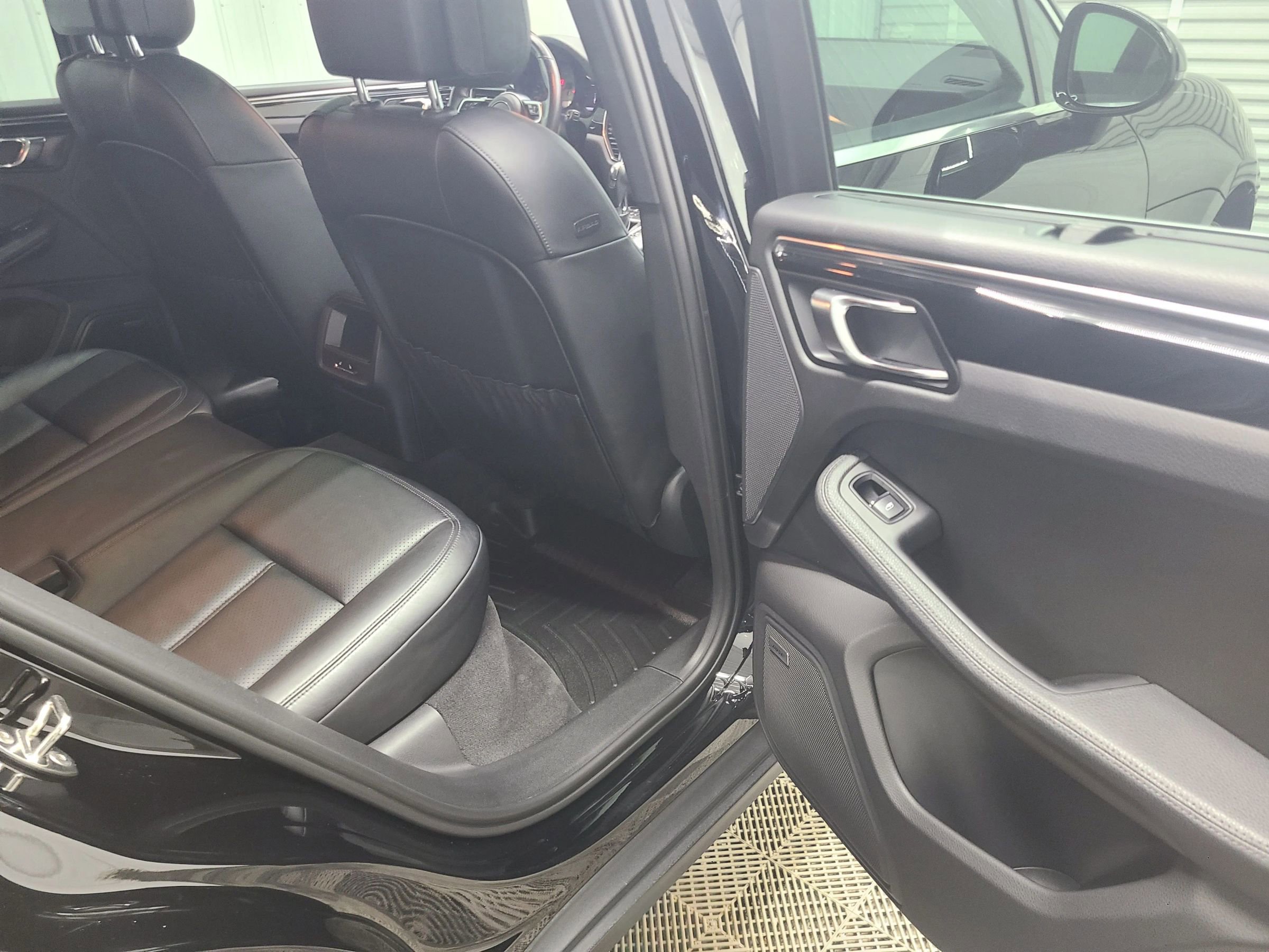 Used 2015 Porsche Macan S w/ Premium Package Plus image 40