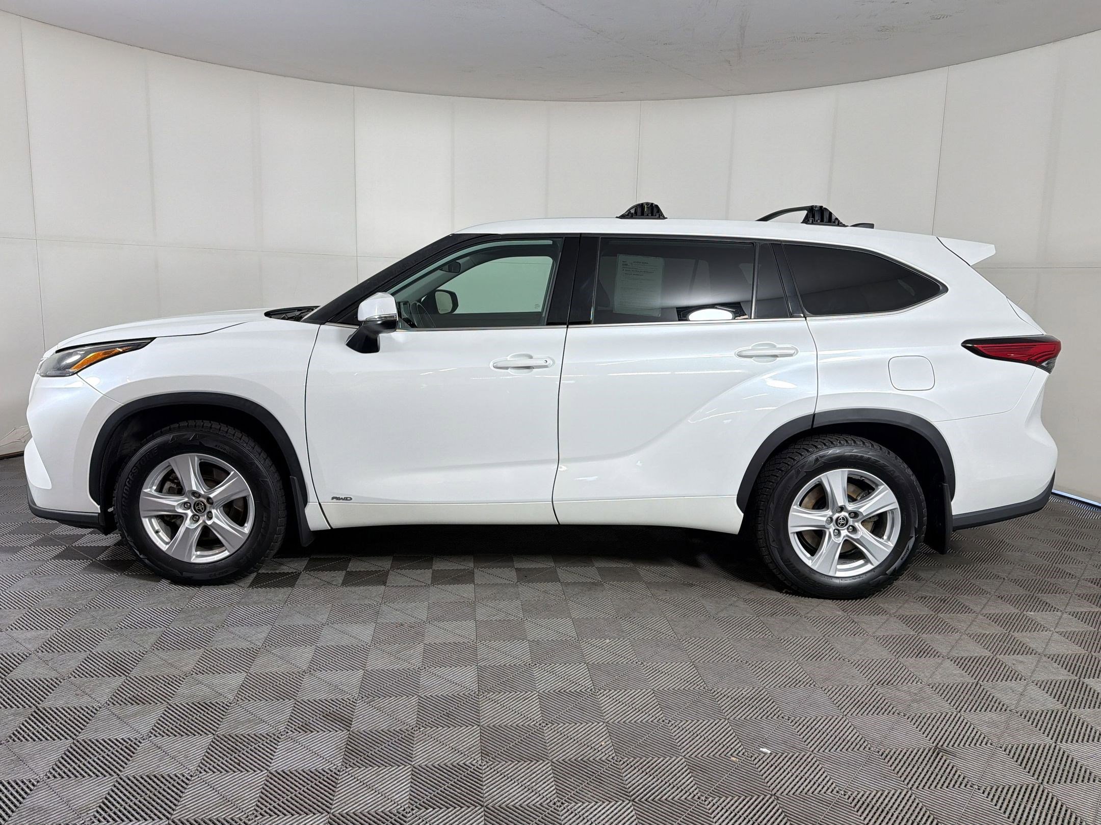 Used 2022 Toyota Highlander LE AWD/4WD image 2