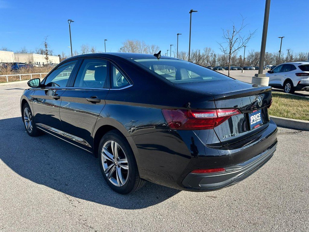 Used 2024 Volkswagen Jetta SE image 3