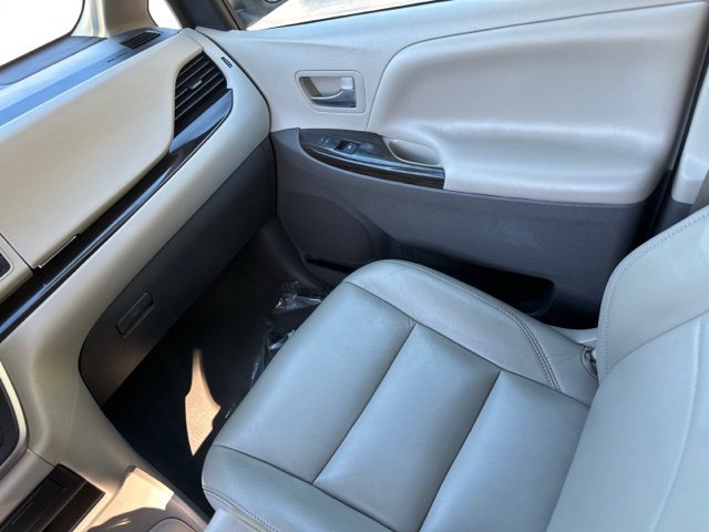 Used 2020 Toyota Sienna XLE w/ XLE Navigation Package AWD/4WD image 22
