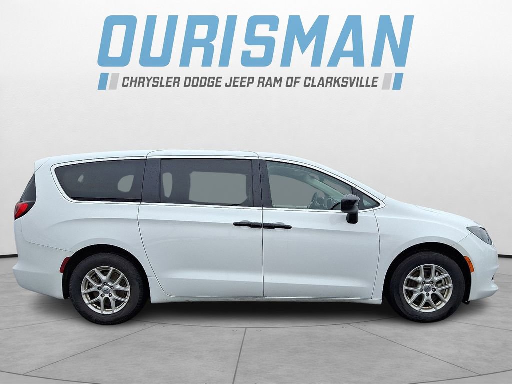 Used 2023 Chrysler Voyager LX image 7