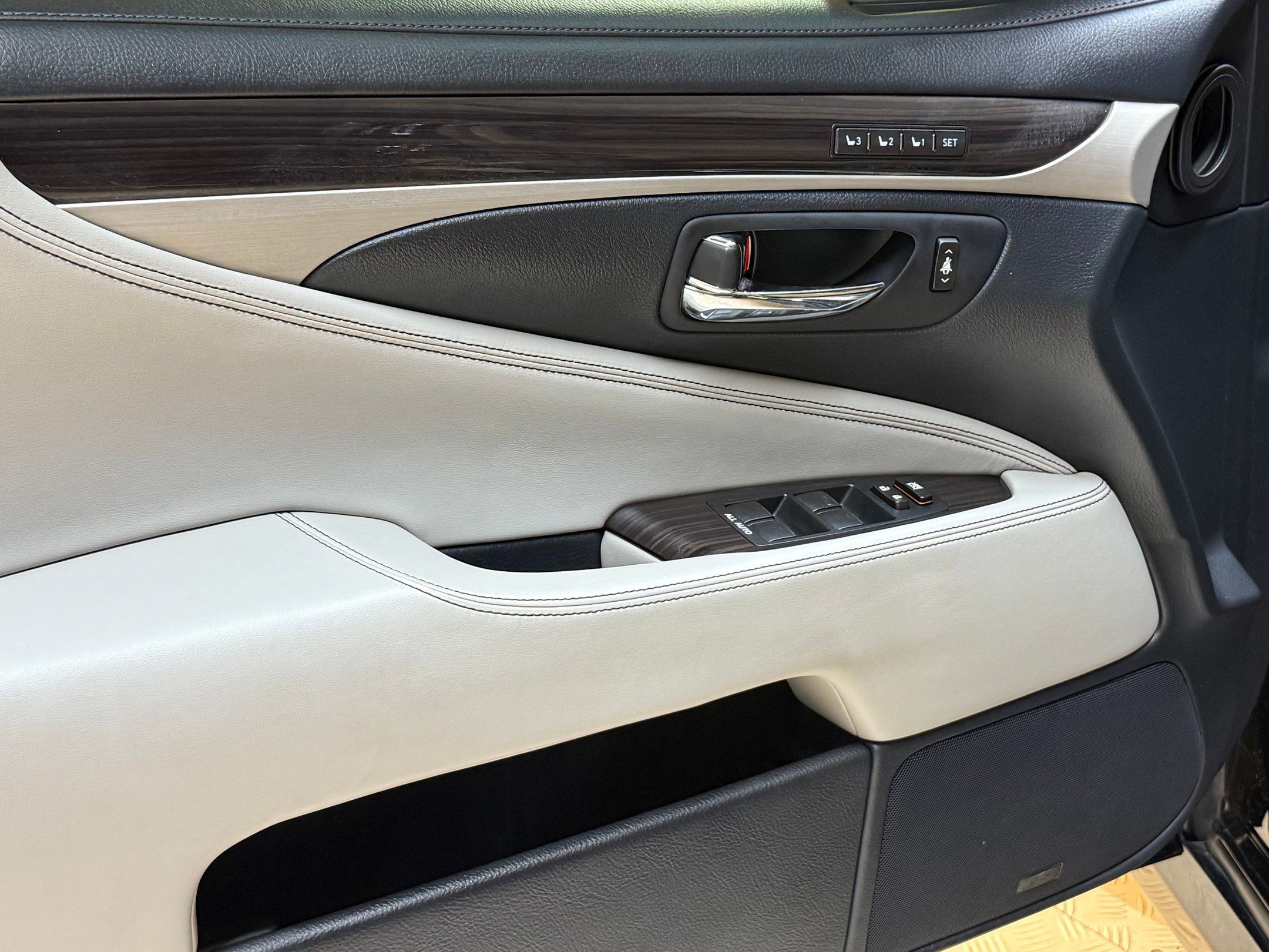 Used 2014 Lexus LS 460 AWD w/ Comfort Package image 13