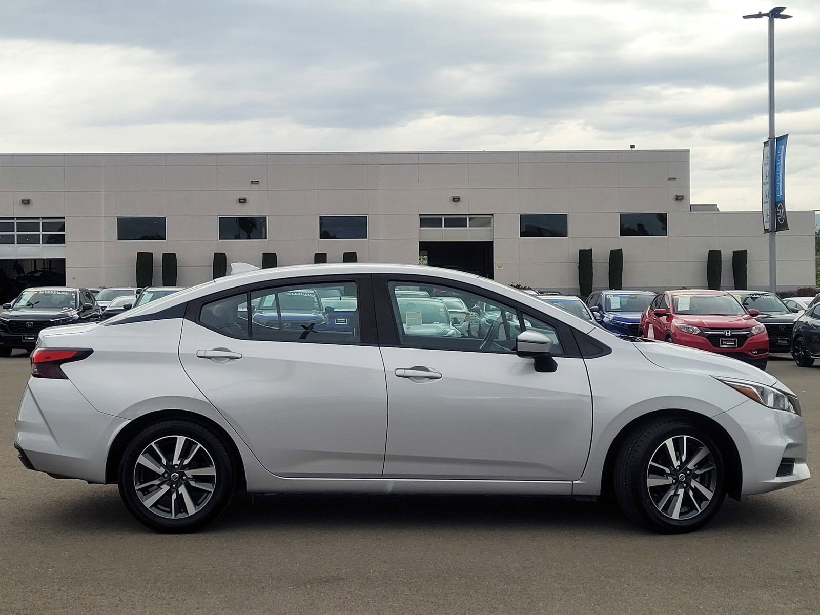 Used 2021 Nissan Versa SV image 3
