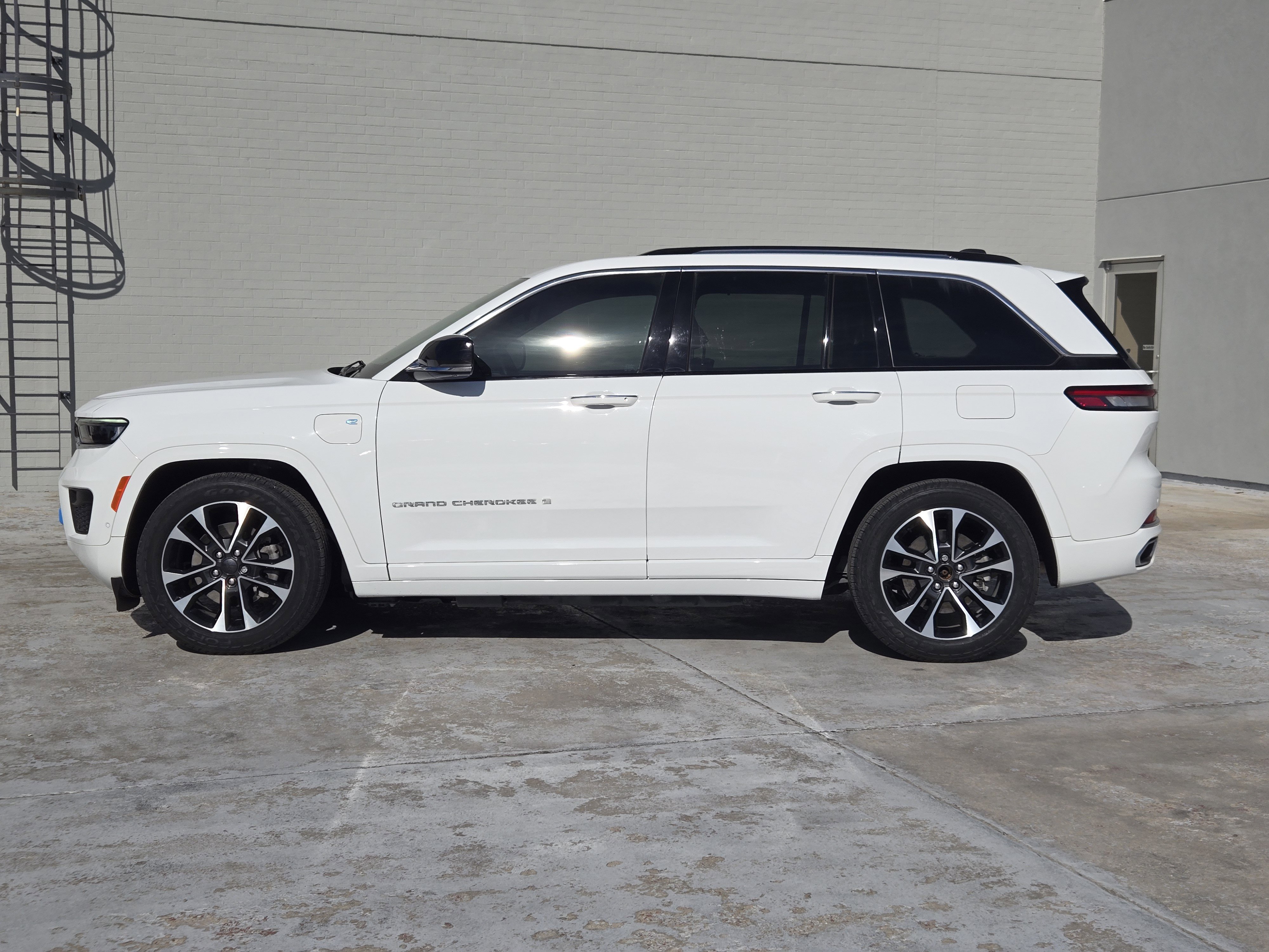 Used 2022 Jeep Grand Cherokee Overland w/ Advanced Protech Group III image 5