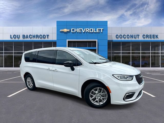 Used 2024 Chrysler Pacifica Touring FWD image 1