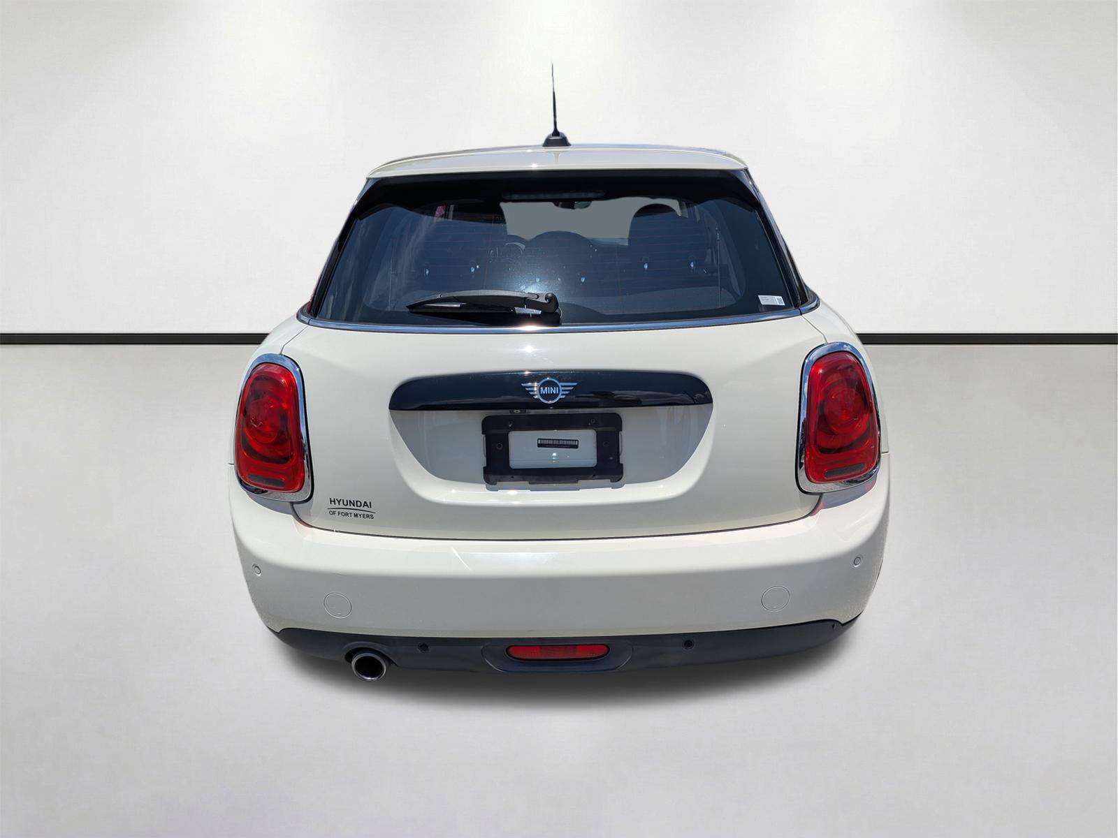 Used 2021 MINI Cooper 4-Door Hardtop w/ Storage Package FWD image 5