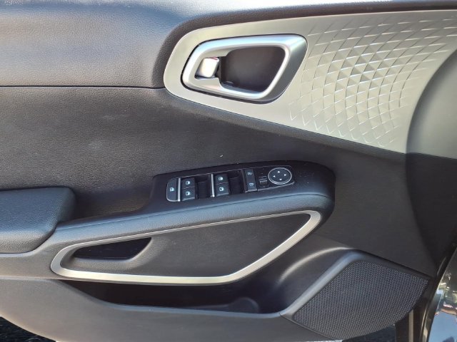 Used 2025 Kia Soul LX w/ LX Technology Package FWD image 9