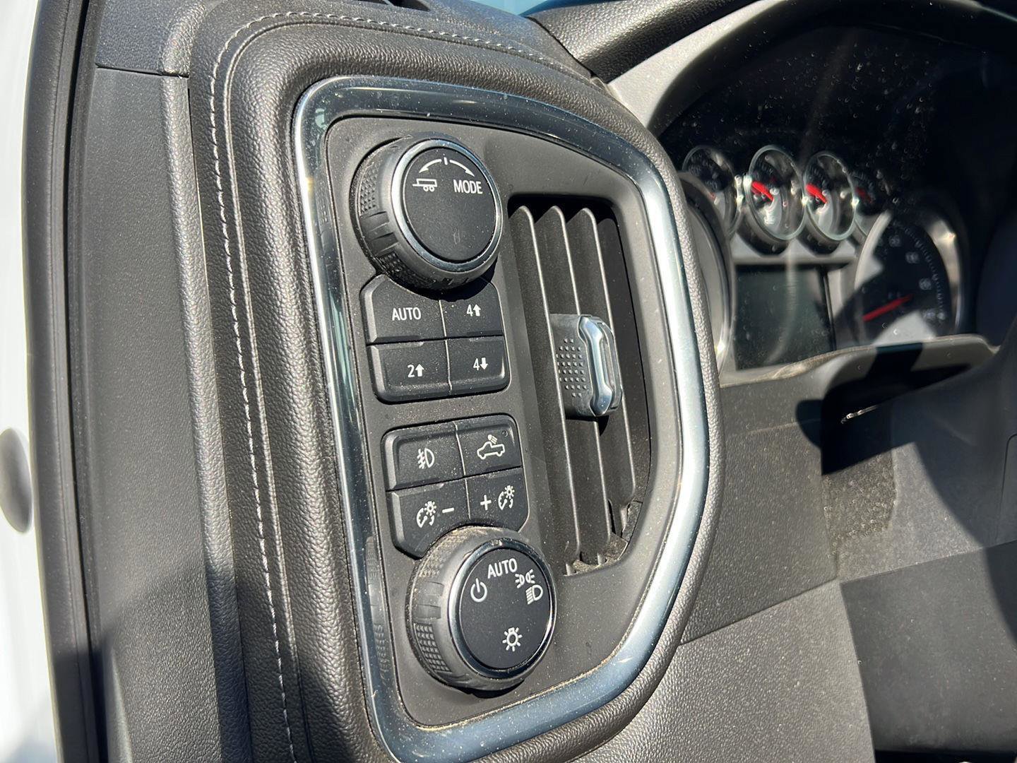 Used 2021 Chevrolet Silverado 1500 LT Trail Boss w/ Convenience Package II AWD/4WD image 16