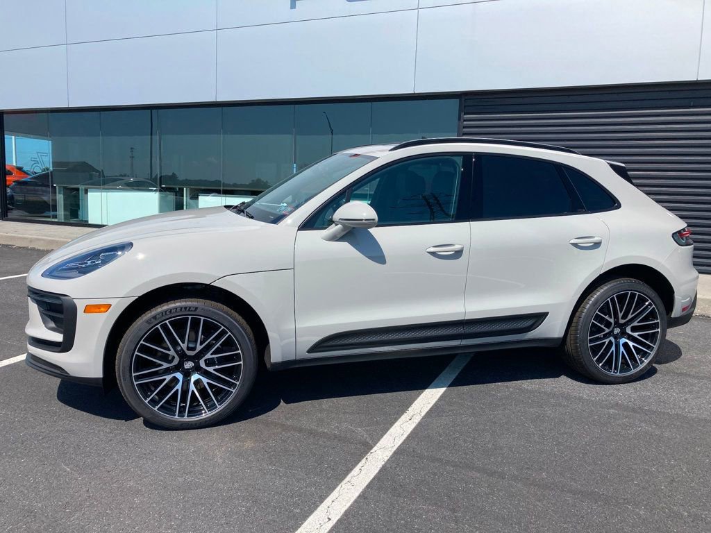 Certified 2025 Porsche Macan image 5
