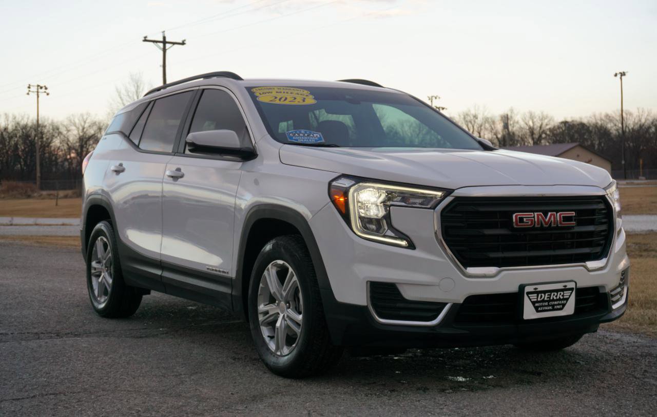 Used 2023 GMC Terrain SLE w/ Driver Convenience Package image 4