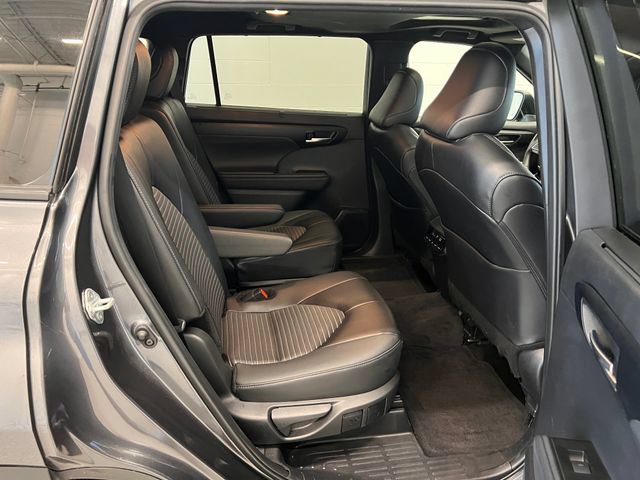 Used 2025 Toyota Highlander XSE AWD/4WD image 11