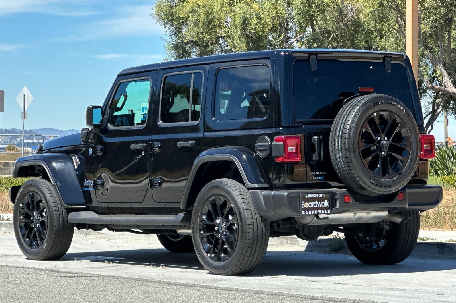 Used 2025 Jeep Wrangler Unlimited Sahara AWD/4WD image 6