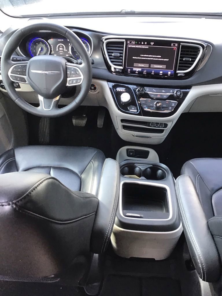 Used 2023 Chrysler Pacifica Touring-L FWD image 7