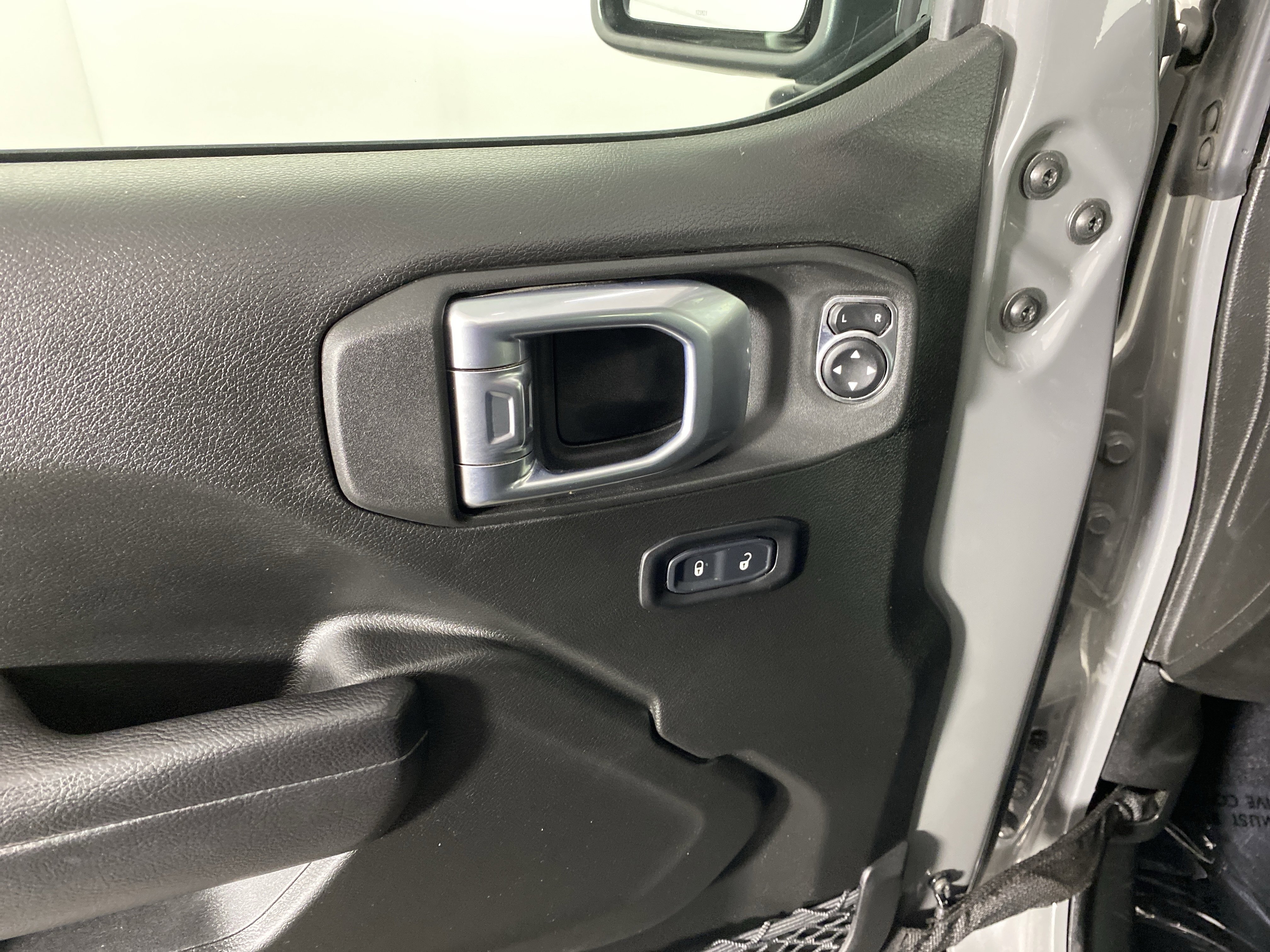 Used 2022 Jeep Gladiator Willys AWD/4WD image 14