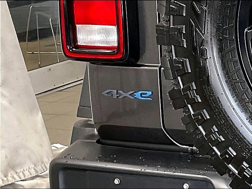 Used 2024 Jeep Wrangler Unlimited AWD/4WD image 27