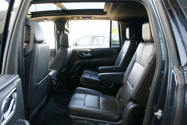 Used 2022 Chevrolet Suburban RST w/ Sport Performance Package image 28