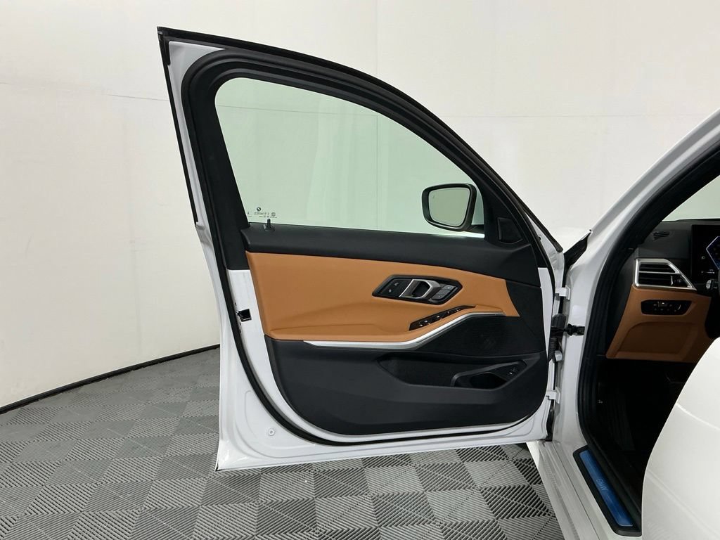 Used 2025 BMW 330i Sedan w/ Premium Package RWD image 19