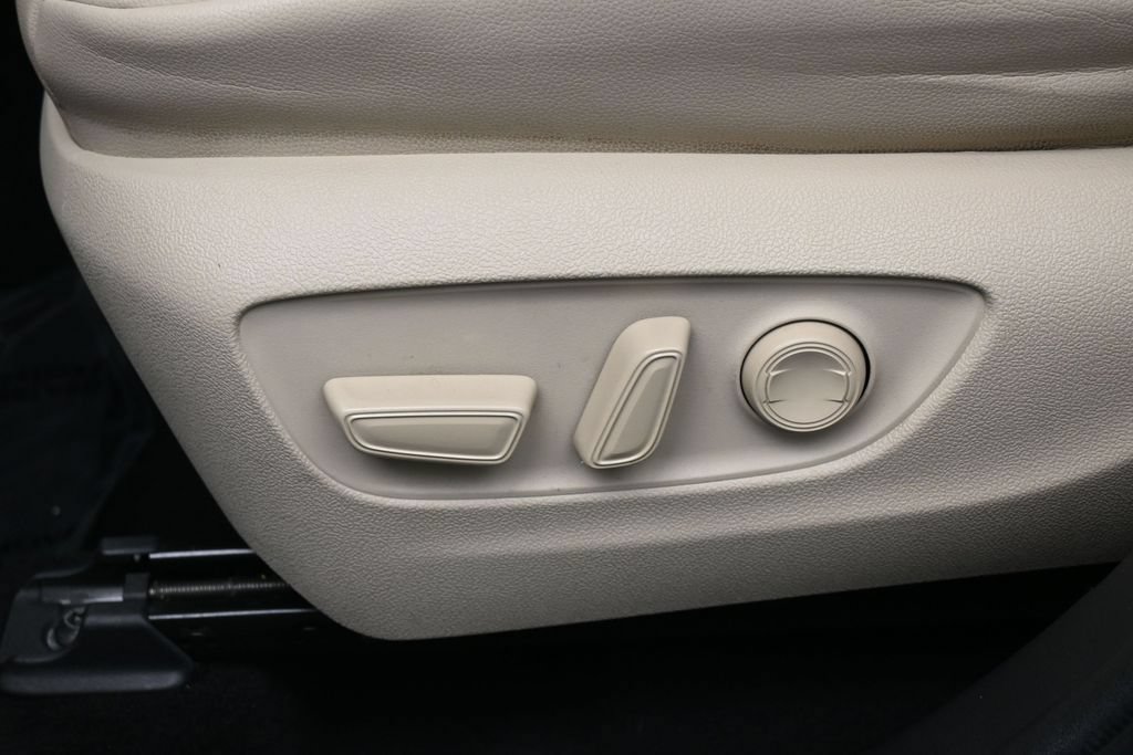 Used 2022 Toyota Highlander XLE FWD image 12
