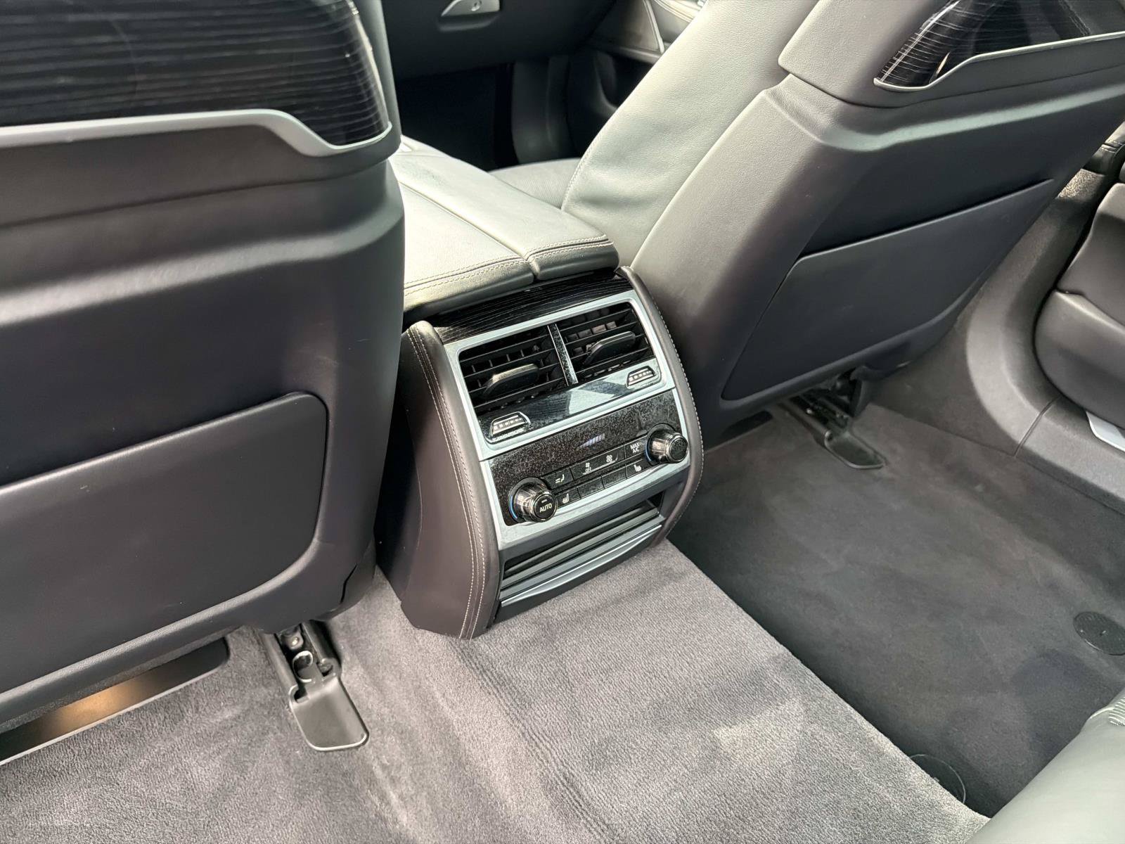 Used 2020 BMW 750i xDrive w/ Executive Package AWD/4WD image 16