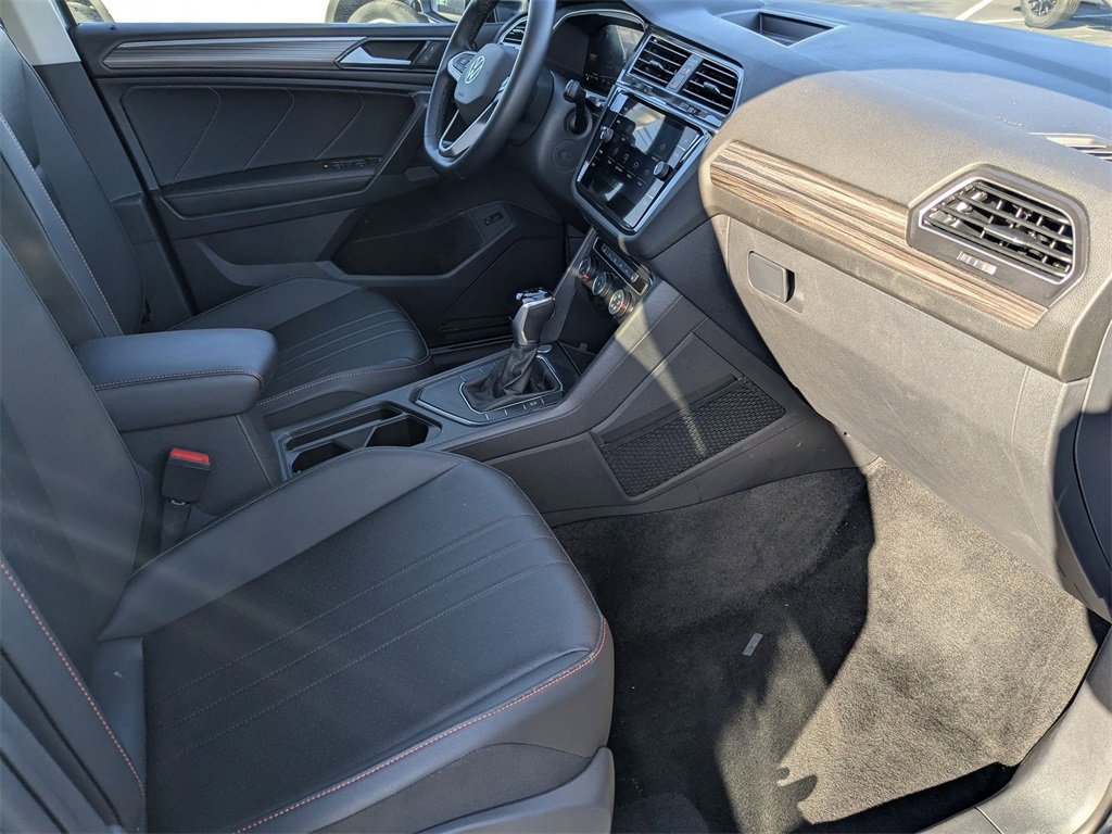 Used 2024 Volkswagen Tiguan SE image 38