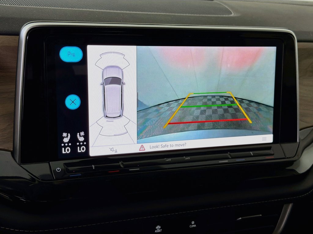 Used 2025 Volkswagen Atlas SE FWD image 17