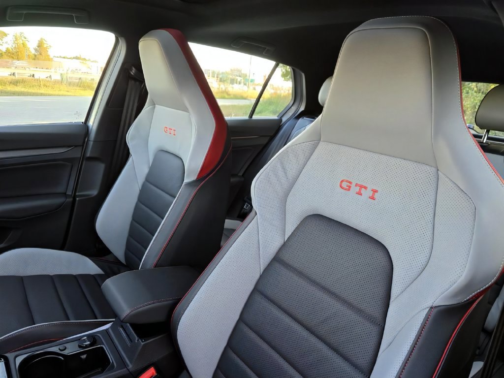 New 2026 Volkswagen GTI SE FWD image 17