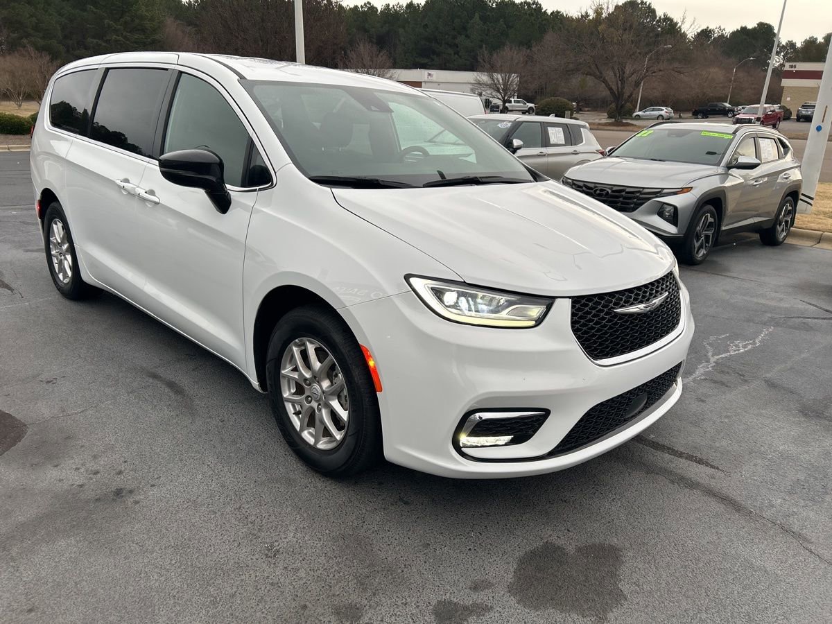 Used 2025 Chrysler Pacifica Select FWD image 9
