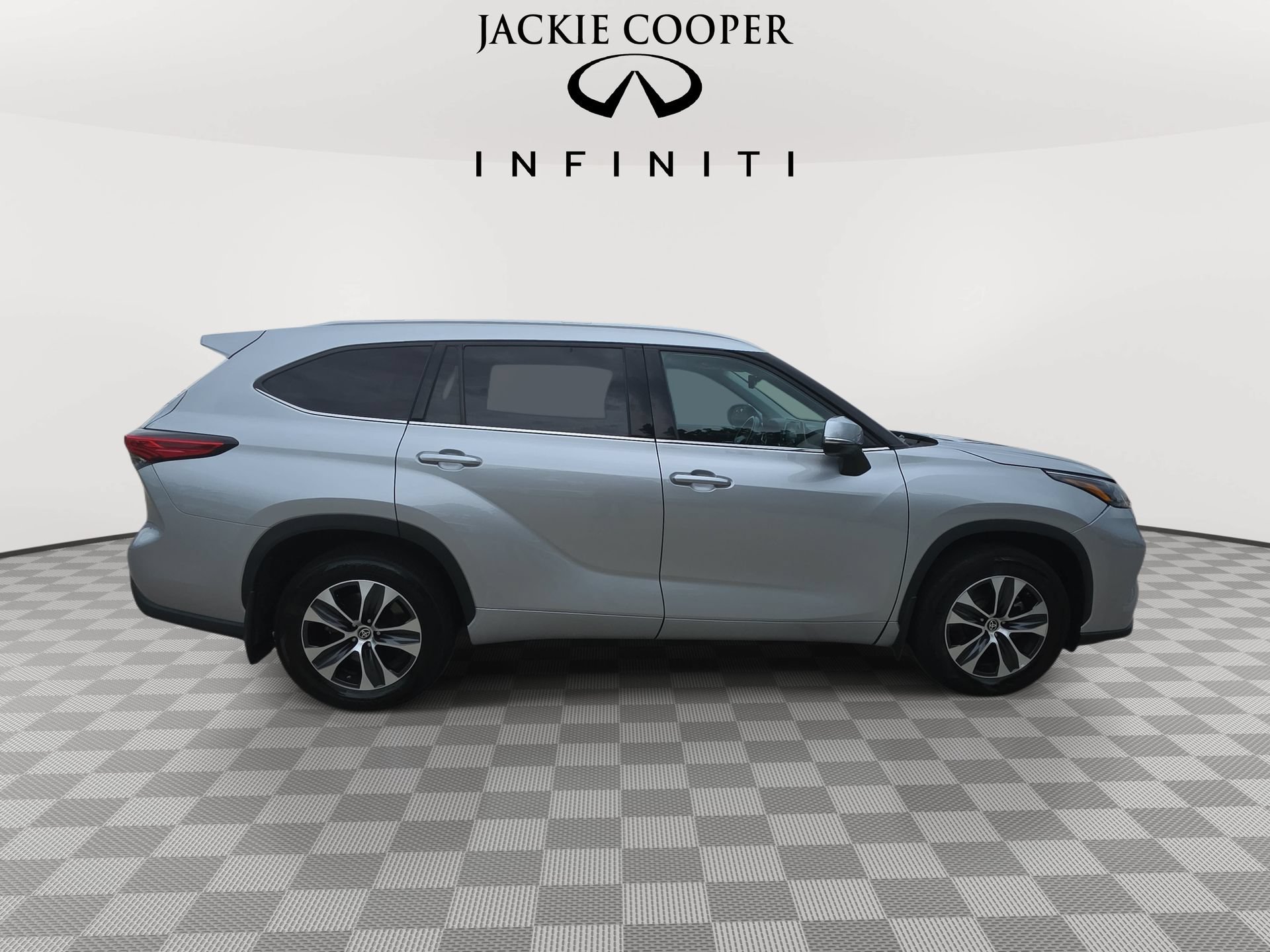 Used 2022 Toyota Highlander XLE AWD/4WD image 4