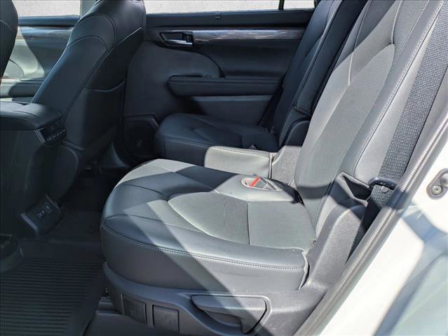 Used 2020 Toyota Highlander Limited image 11