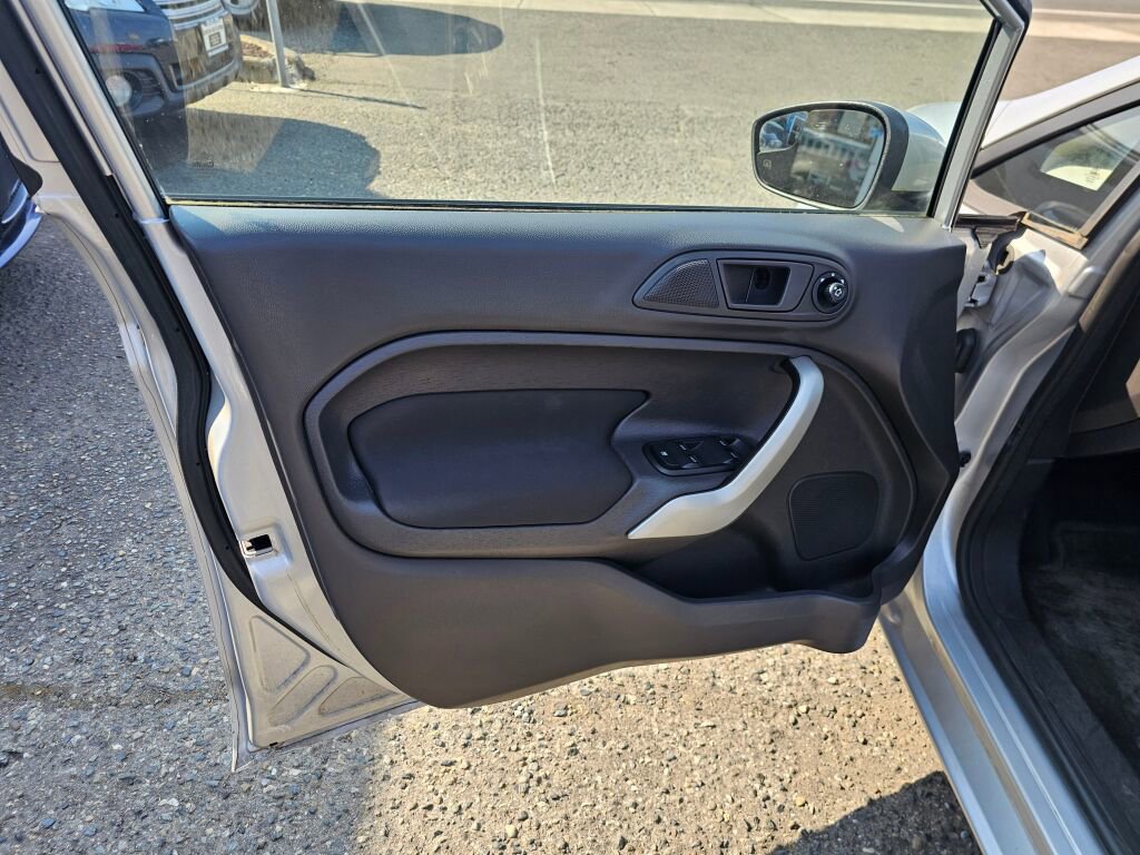Used 2013 Ford Fiesta SE image 23