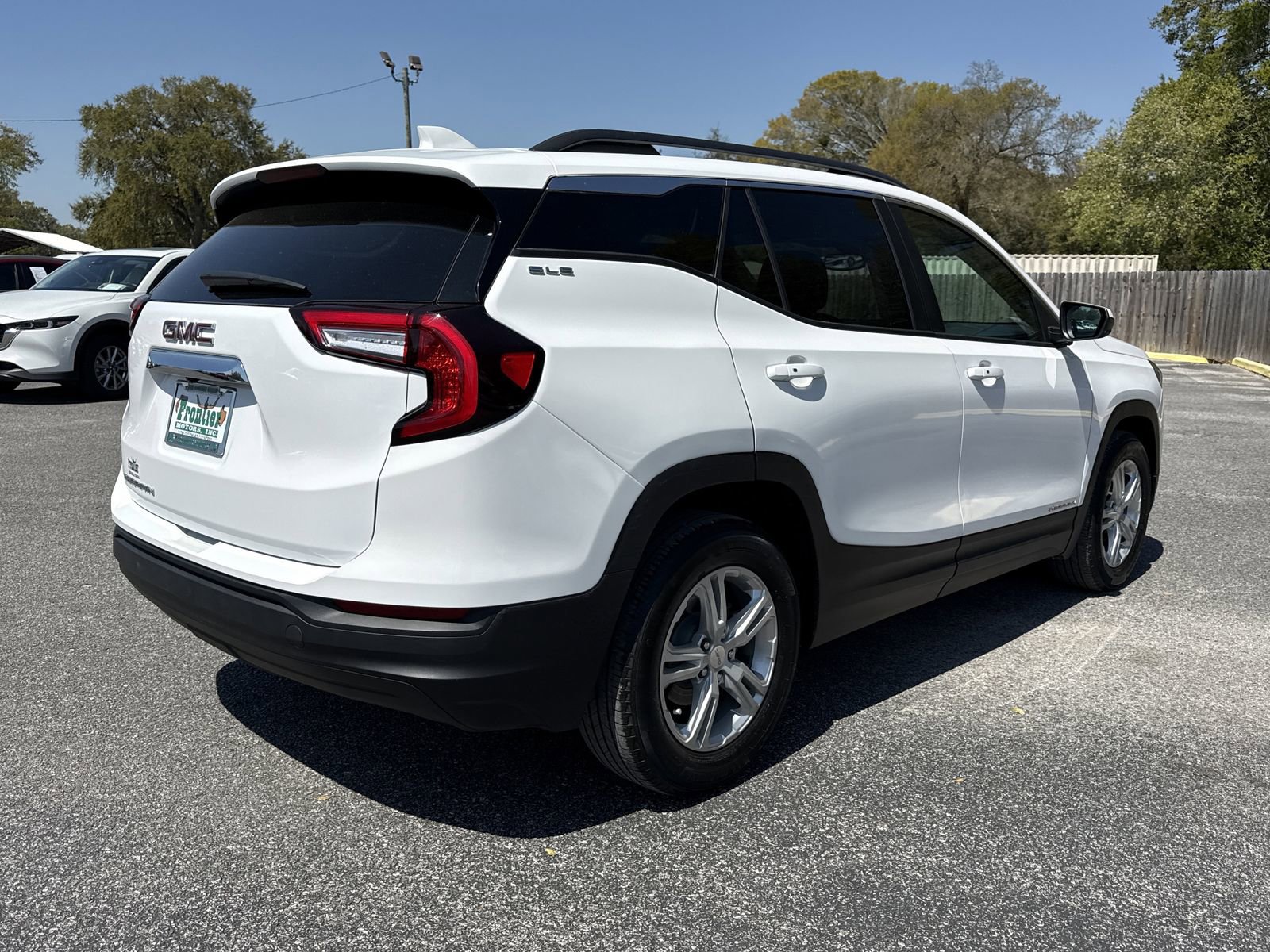 Used 2024 GMC Terrain SLE w/ Driver Convenience Package FWD image 5