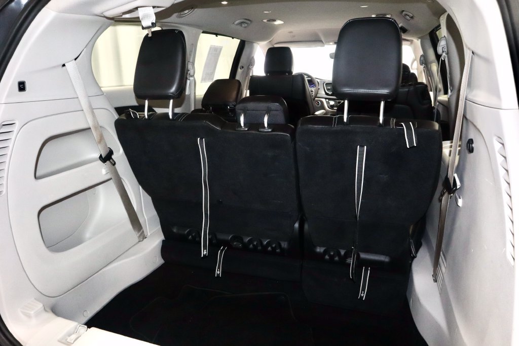 Used 2023 Chrysler Pacifica Touring-L FWD image 12