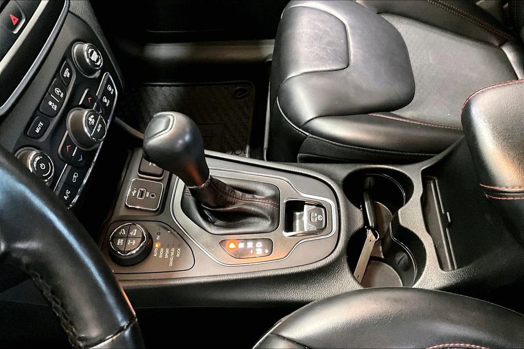 Used 2020 Jeep Cherokee Trailhawk w/ Comfort & Convenience Group image 18