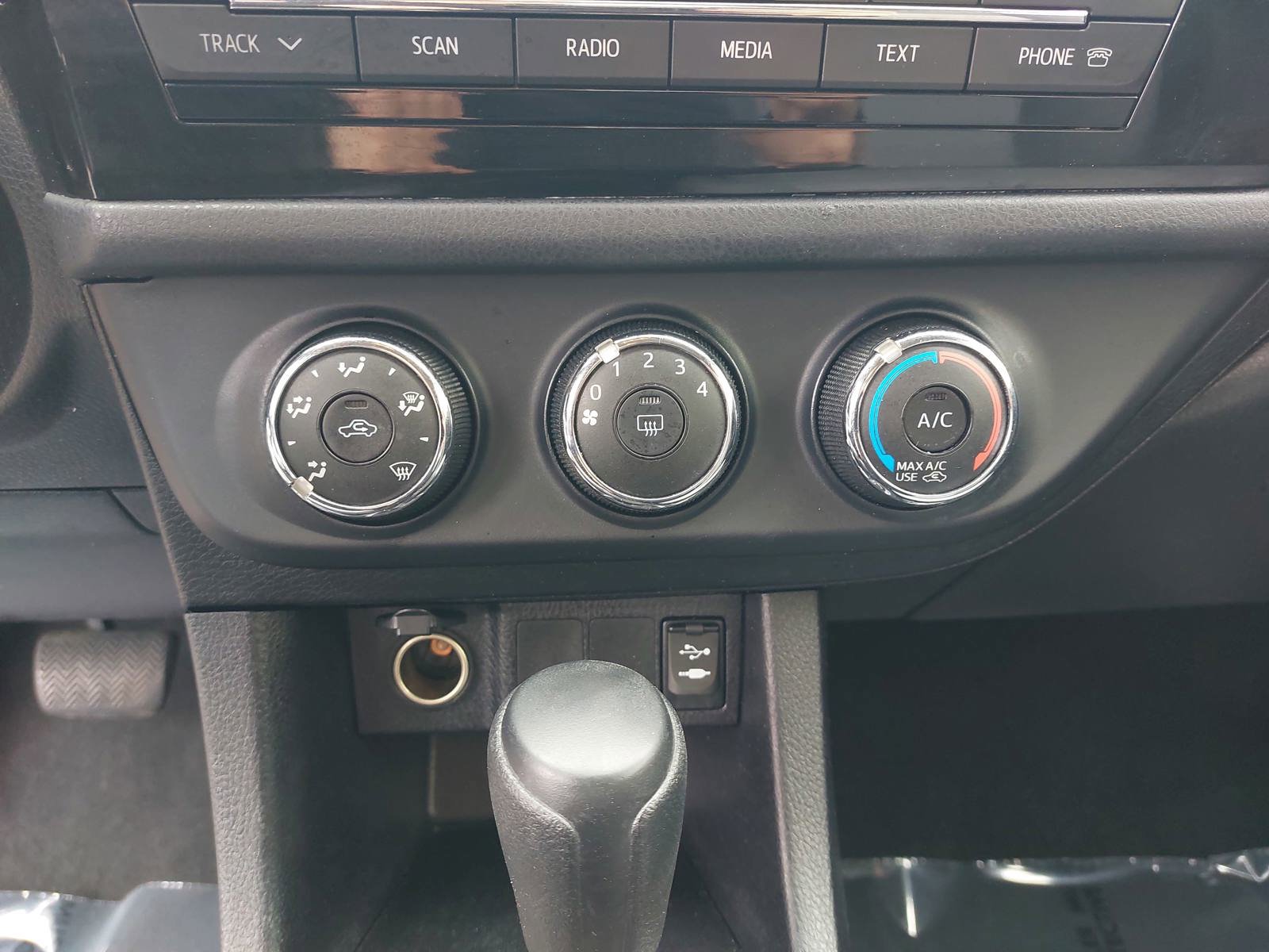 Used 2014 Toyota Corolla L FWD image 21