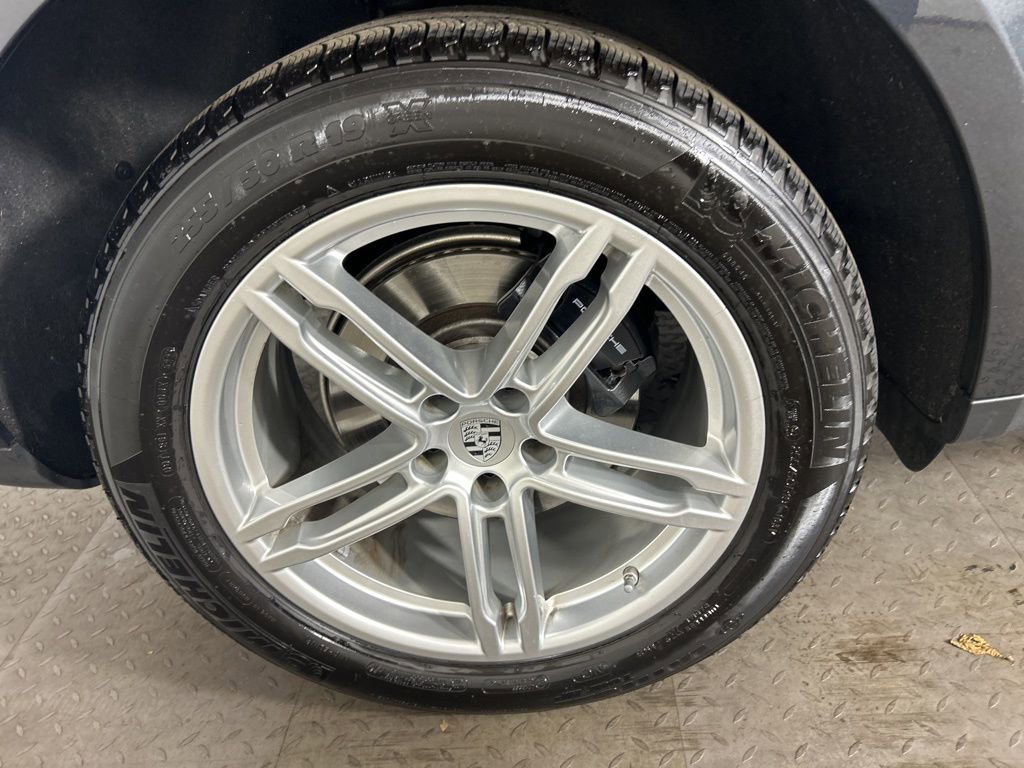 Certified 2025 Porsche Macan image 12