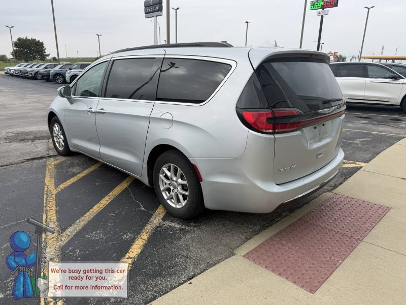 Used 2022 Chrysler Pacifica Touring-L FWD image 3