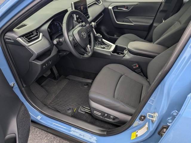 Used 2023 Toyota RAV4 SE image 9
