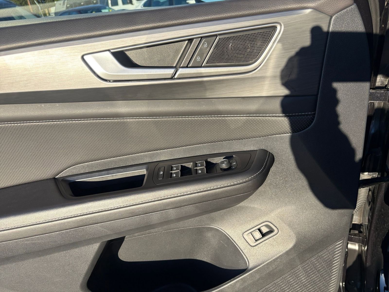 Used 2025 Volkswagen Atlas Cross Sport SE image 18