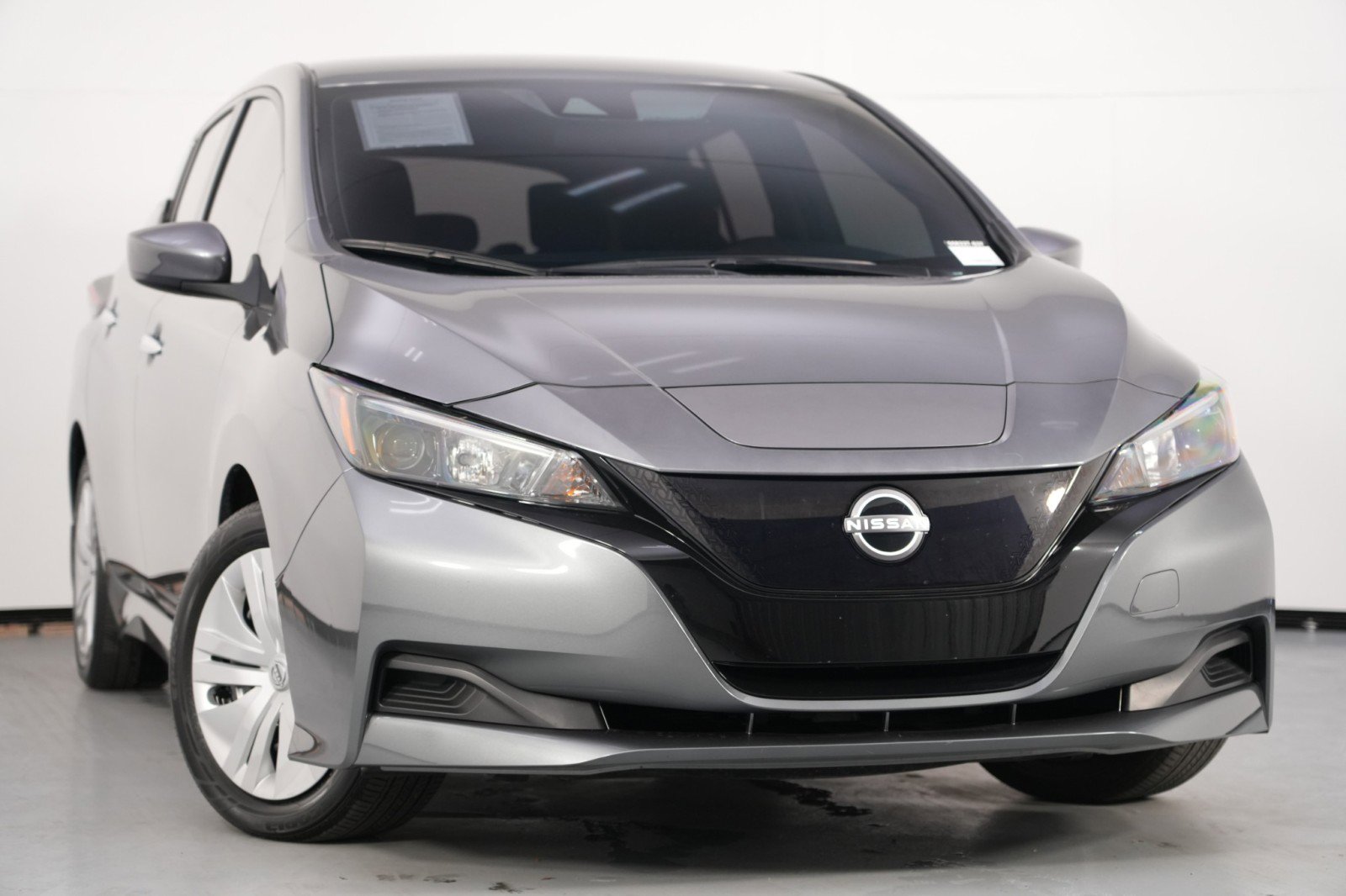 Used 2025 Nissan Leaf S image 2