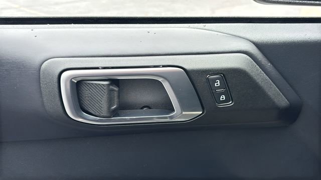 Used 2025 Ford Bronco Badlands image 14