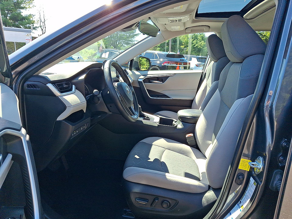 Used 2022 Toyota RAV4 XLE w/ Convenience Package AWD/4WD image 14