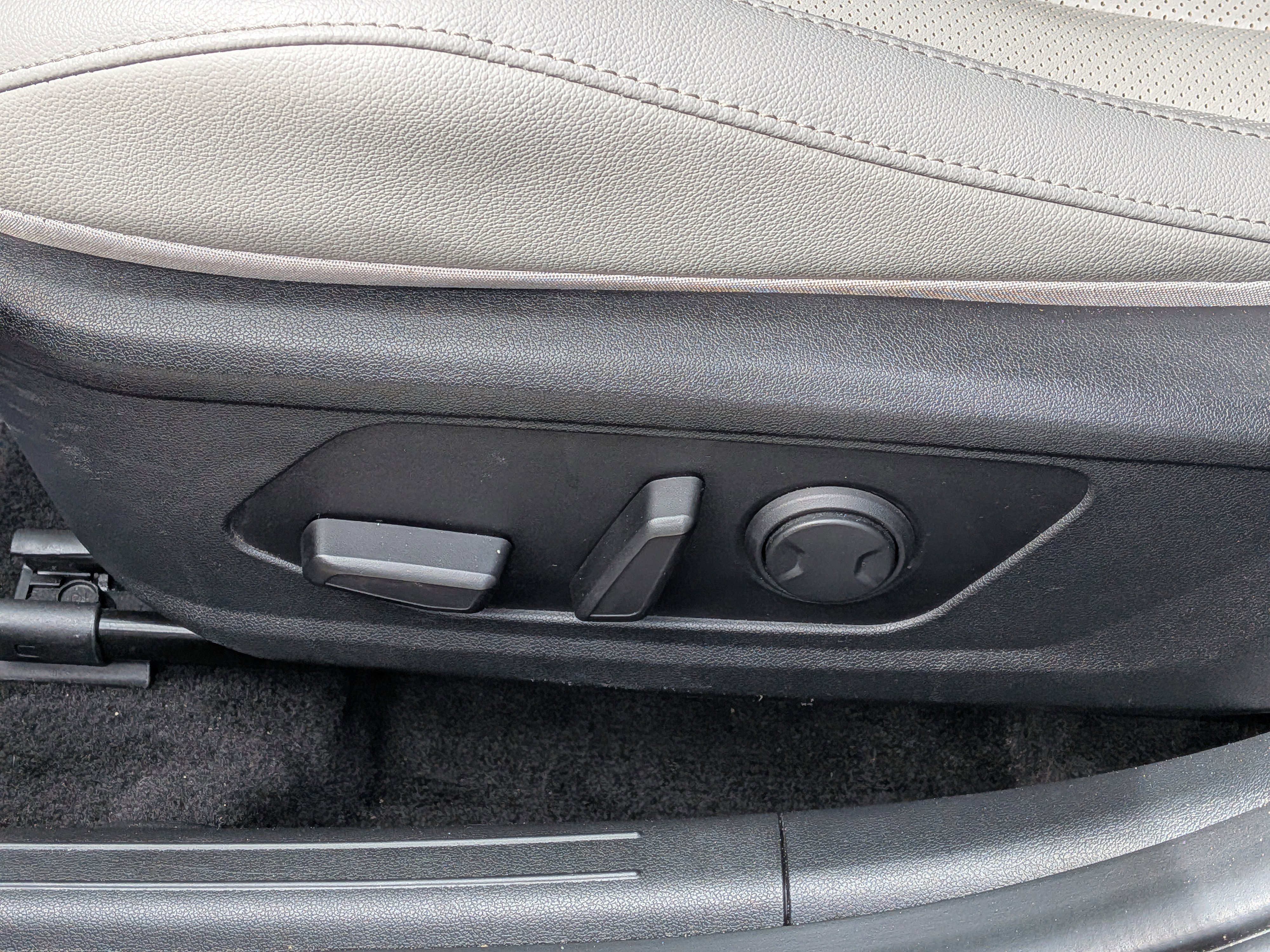 Used 2022 Hyundai Elantra Limited w/ Preferred Accessory Package image 20