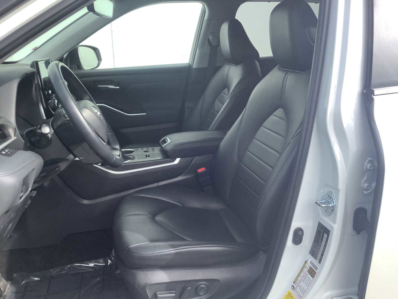 Used 2023 Toyota Highlander XLE image 11