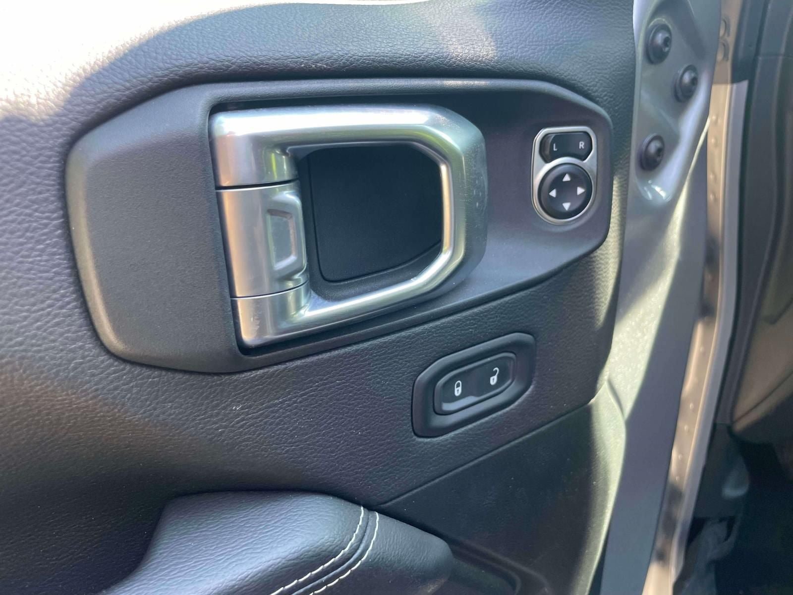 Used 2021 Jeep Wrangler Unlimited Sahara AWD/4WD image 16