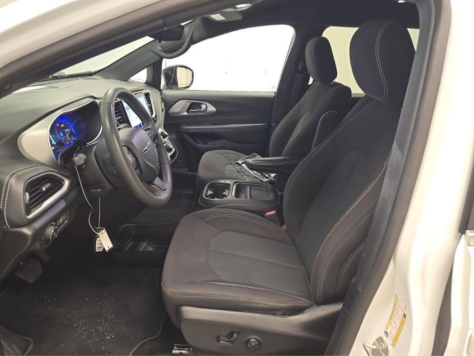 Used 2024 Chrysler Pacifica Touring FWD image 8