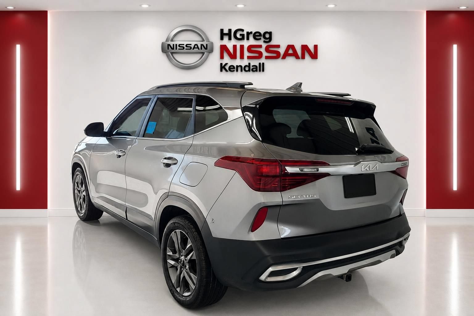 Used 2023 Kia Seltos S w/ Navigation Package FWD image 2