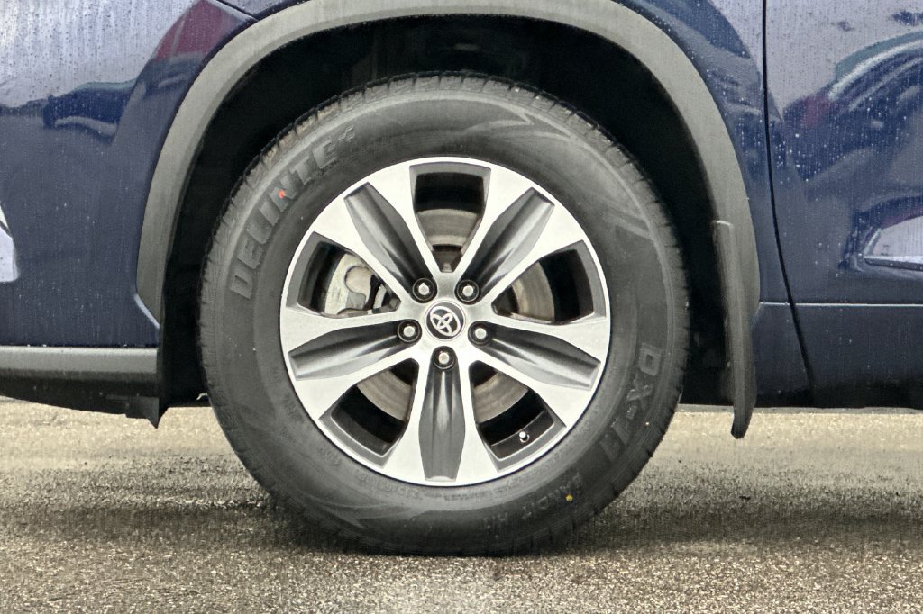 Used 2022 Toyota Highlander XLE AWD/4WD image 10